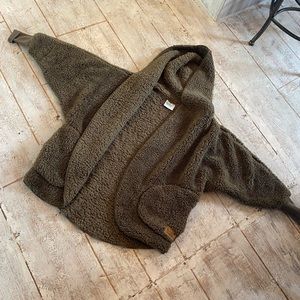 Nordic Beach fluffy sherpa cozy wrap one size in olive(not gray)Only worn twice!